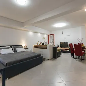https://studio-apartman-mirakul.hotelinzadar.com